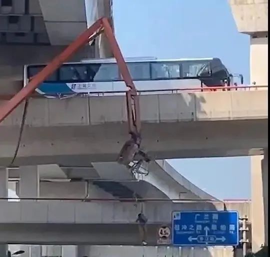 安全警示！上海高架一大巴碰撞施工中高空臂車